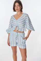 Short de lino a rayas verticales color verde y blanco, con cintura elástica ajustable con cordón.