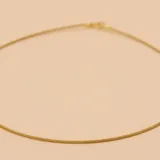 Gargantilla fina de oro amarillo 9k con diseño trenzado.