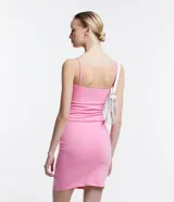 Vestido corto color rosado, de escote recto, con breteles finos y confeccionado en algodón con elastano.