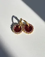 Par de aros dorados con dije circular de resina color terracota con glitter y borde de strass.