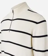 Suéter de punto color crema con rayas horizontales negras, cuello alto con cierre de cremallera y mangas largas.