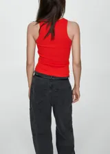 Musculosa blanca de algodón con cuello redondo y tejido de canalé.