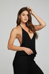 Top negro con escote halter y espalda descubierta.
