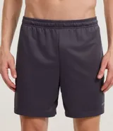 Bermuda masculina negra de microfibra con textura de perforaciones, cintura elástica ajustable con cordón y bolsillos.