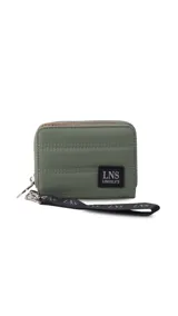 Billetera corta con cierre alrededor y tapa, confeccionada en tela capitoneada. Incluye varias reparticiones con tarjeteros y bolsillos internos, y una correa de mano desmontable. Disponible en negro, rojo y dorado.