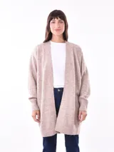 Saco color beige de tejido de punto, con mangas largas y corte holgado.
