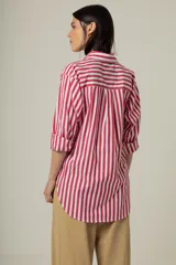 Camisa celeste con rayas verticales blancas, de corte clásico y manga larga.