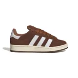 Championes Adidas Campus 00S color marrón chocolate con las tres tiras laterales blancas y refuerzo de talón en cuero blanco.