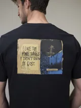 Remera gris de algodón con cuello redondo y estampado pequeño en el pecho.