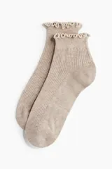 Pack de tres pares de medias cortas acanaladas, una negra, una blanca y una beige, con borde superior elástico y ribete sobrehilado.