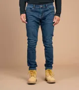 Pantalón de jean azul oscuro, corte skinny, con tecnología Coolmax para control de temperatura y secado rápido.