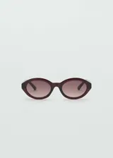 Gafas de sol ovaladas color marrón con lentes degradadas. Fabricadas con residuos post-industriales reciclados de procesos de fabricación de gafas de policarbonato.