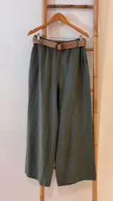 Pantalón marrón de lino con corte palazzo, cintura elastizada y cinturón de rafia extraíble.