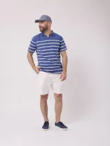 Remera de hombre azul con rayas horizontales blancas, cuello polo y mangas cortas.