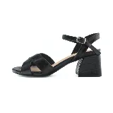 Sandalias blancas de cuero sintético con textura tipo cocodrilo, tiras cruzadas en el empeine, pulsera con hebilla al tobillo y tacón cuadrado bajo.