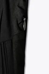 Vestido corto negro de popelín con escote cuadrado, mangas cortas abullonadas, bolsillos laterales ocultos y detalle de encaje a tono.