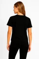 Remera negra de corte clásico con estampado de flor blanca.
