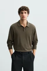 Polo de manga larga color negro, tejido en hilatura con mezcla de algodón y seda, de corte regular fit, con cuello solapa y cierre frontal de botonadura.