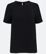 Blusa blanca de poliéster con cuello redondo, mangas cortas, cierre trasero en forma de gota, pequeñas aberturas laterales y acabados en pespuntes en las mangas y el cuello.