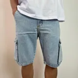 Bermuda de jean celeste con bolsillos cargo laterales y traseros.