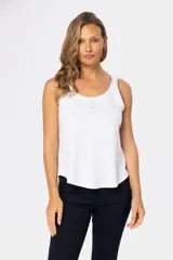 Musculosa blanca estampada con escote redondo y botones.