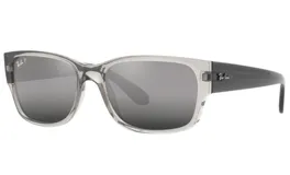 Lentes de sol Ray-Ban modelo 4388, con montura cuadrada transparente y lentes espejadas grises.