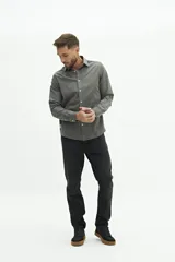 Camisa de manga larga lisa color gris, de corte regular, estilo clásico y logo bordado.
