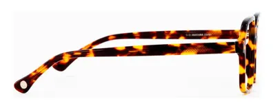 Armazón de acetato color carey, de forma cuadrada y tamaño grande. Con patillas delgadas y antideslizantes, con núcleo de metal plateado. Apto para graduar en óptica.