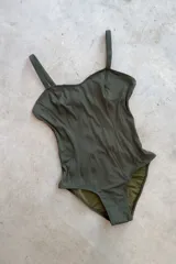 Malla enteriza negra entallada con ganchito en la espalda para cerrar. Espalda descubierta y bottom ancho.