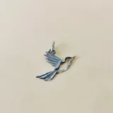 Dije de plata 925 con forma de picaflor.