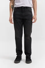 Pantalón de jean color beige, corte recto, tiro medio y con presillas para cinturón.