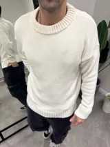 Sweater de hilo color blanco con cuello redondo.
