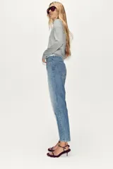 Pantalón de jean celeste de tiro alto, corte recto y cinco bolsillos.