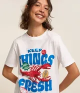 Remera blanca alargada de algodón, con cuello redondo y mangas cortas. Estampa frontal de una langosta con el texto "Keep Things Fresh".