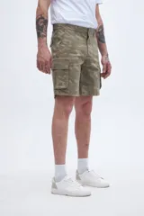 Bermuda cargo azul con bolsillos laterales y bolsillos cargo con solapa y botones.