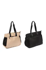 Bolso color beige con asas de cinta negra, bolsillos laterales de red negra y cierre superior con cremallera.