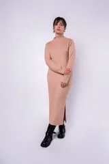 Vestido midi color beige, de tejido de punto acanalado, con cuello alto y mangas largas.