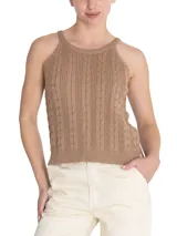 Remera sin mangas color beige, tejida con punto trenzado.
