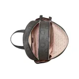 Mochila Guess negra con estampado del logo de la marca. Tiene un bolsillo frontal con cremallera, bolsillos laterales y múltiples bolsillos interiores.