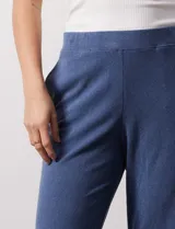 Pantalón celeste de tejido soft, corte wide leg y pretina ancha elastizada.