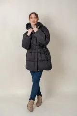 Campera puffer verde con capucha, cierre y broches, con bolsillos laterales y lazo para ajustar la cintura.