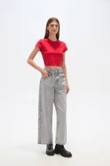 Pantalón recto de algodón a rayas verticales en tonos grisáceos.