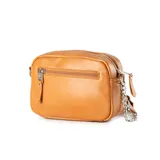 Bandolera color habano con diseño matelaseado. Tiene correa larga regulable de cuero sintético y cadena metálica plateada. El acceso es con cierre y tiene un bolsillo interno con cierre y otro externo con cierre.
