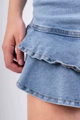 Minifalda de jean celeste con volados en capas.