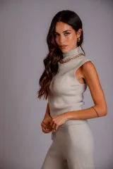 Conjunto tejido de chaleco y pantalón, talle único. El chaleco es sin mangas y con cuello alto. El pantalón es de corte ancho.