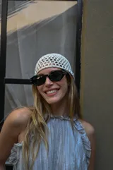 Lentes de sol negros con marco rectangular y lentes amarillas.