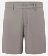 Bermuda masculina color beige confeccionada en sarga, de corte recto, con cintura con trabilla, cierre tradicional y bolsillos laterales y traseros.