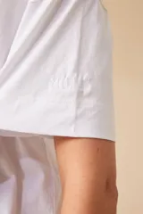 Remera negra de algodón con estampa en la espalda que incluye una bota de cowboy, cerezas, un sombrero y las frases "Lucky Club!" y "Cool Life".