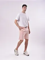 Bermuda de algodón color crudo, corte recto y largo hasta la rodilla, con cintura elástica y cordón ajustable negro.