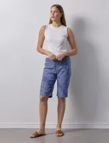 Bermuda estampada azul con diseño de líneas verticales blancas, marca Zac & Rachel. Tiene pretina ancha elastizada.